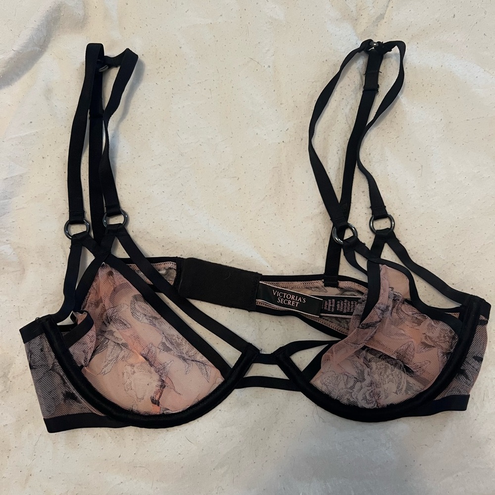 Victorious Secret bra light pink/black. Size 34b